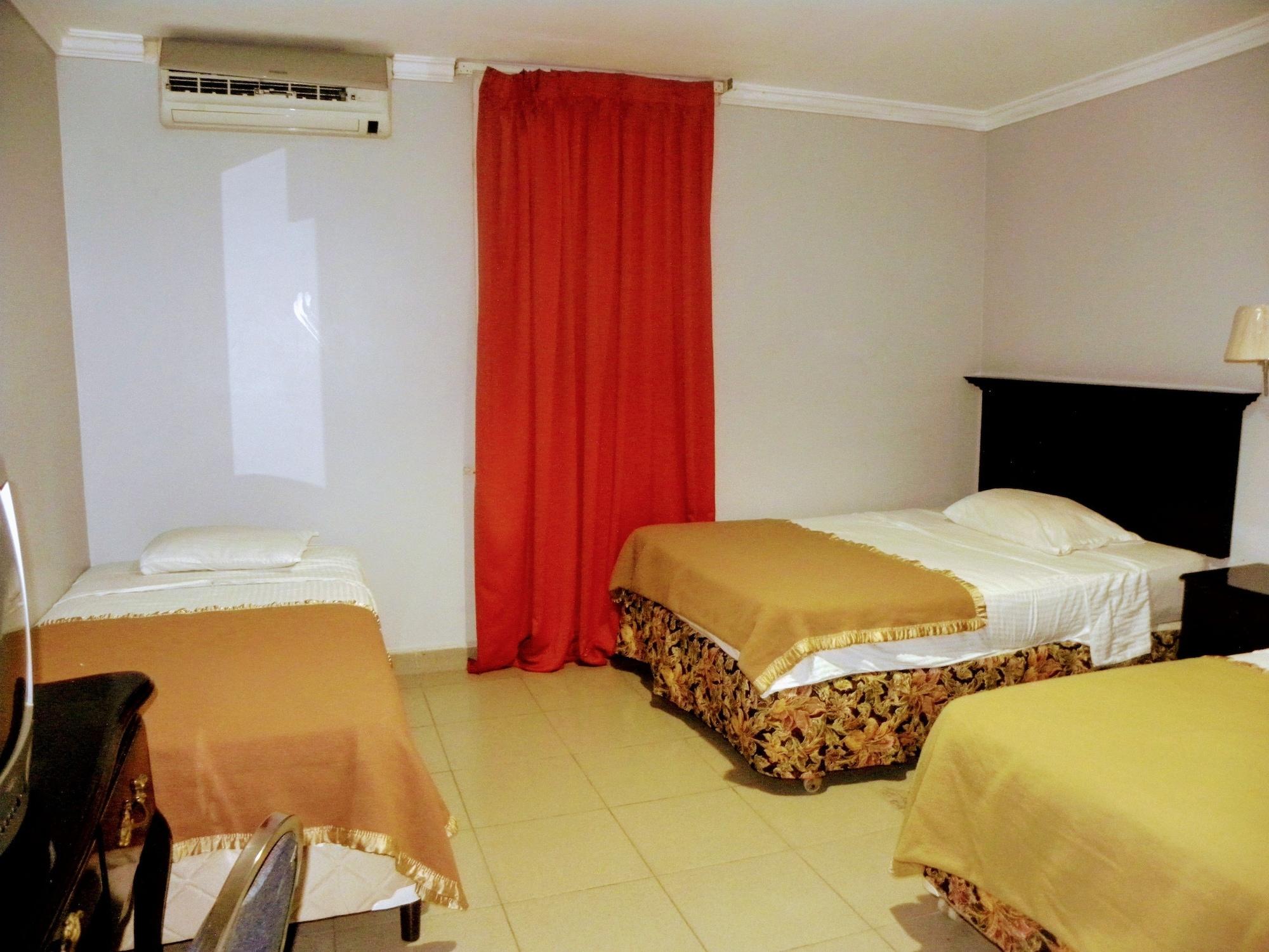 Meryland Hotel Colon Bagian luar foto