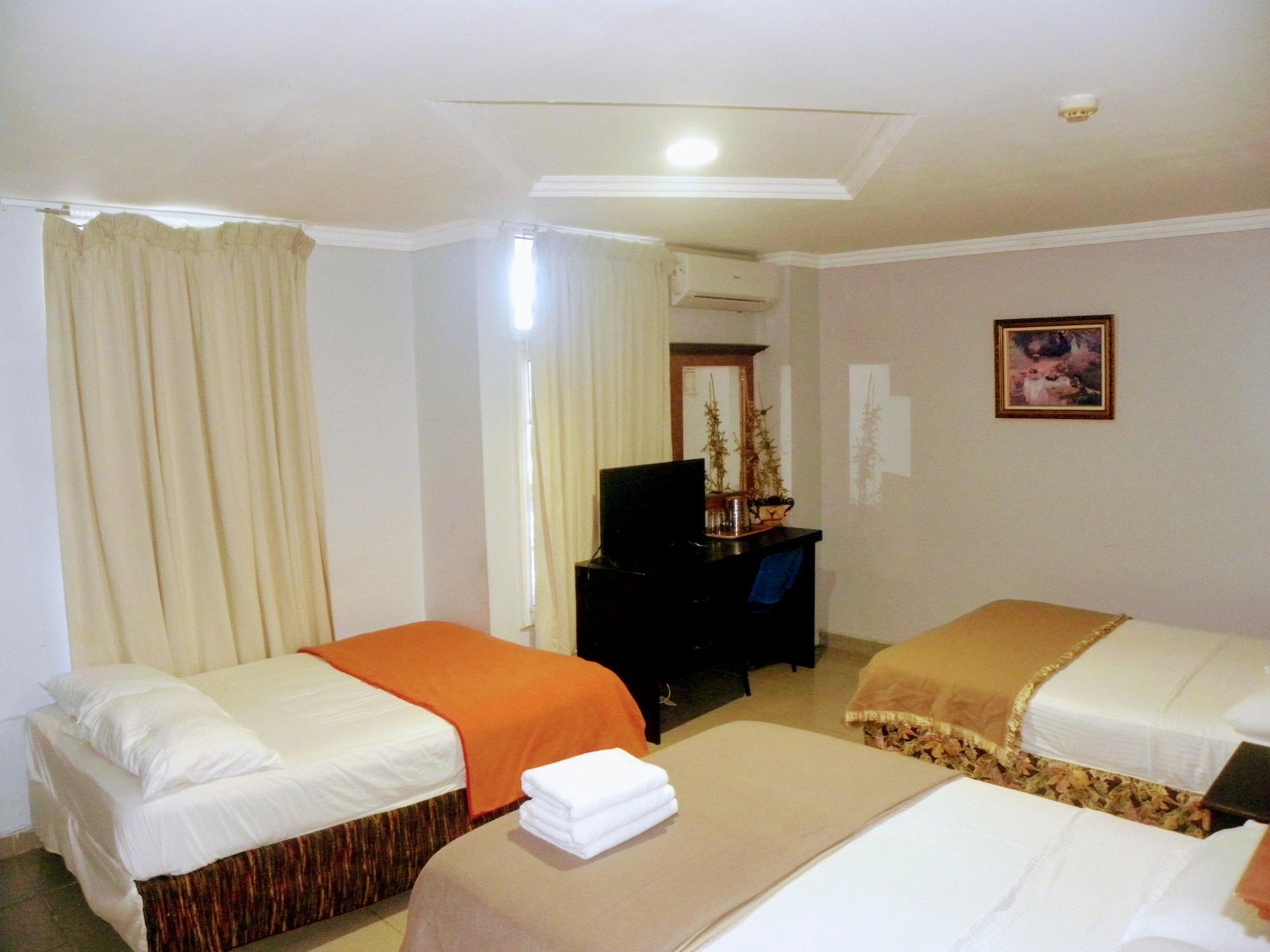 Meryland Hotel Colon Bagian luar foto
