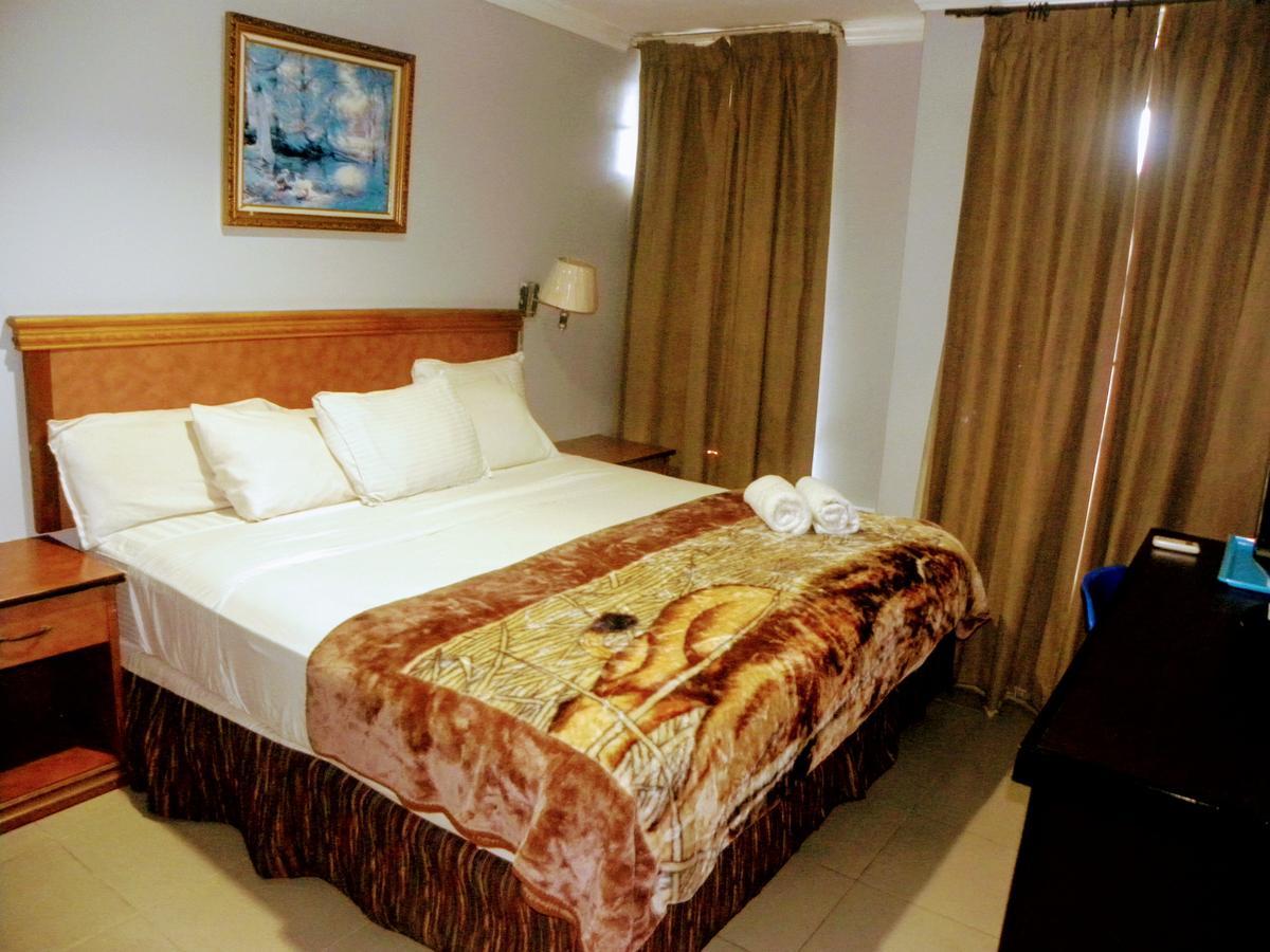 Meryland Hotel Colon Bagian luar foto